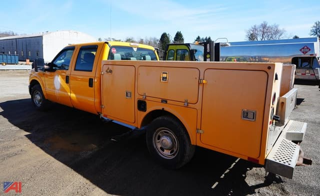 Image of Ford F-350 equipment image 2