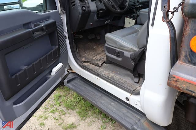 Image of Ford F-350 equipment image 4
