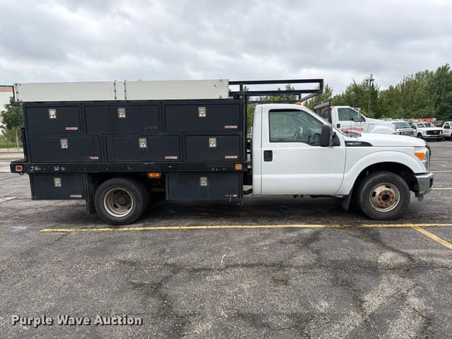 Image of Ford F-350 equipment image 3