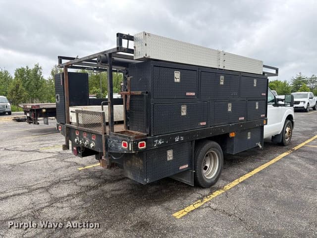 Image of Ford F-350 equipment image 4