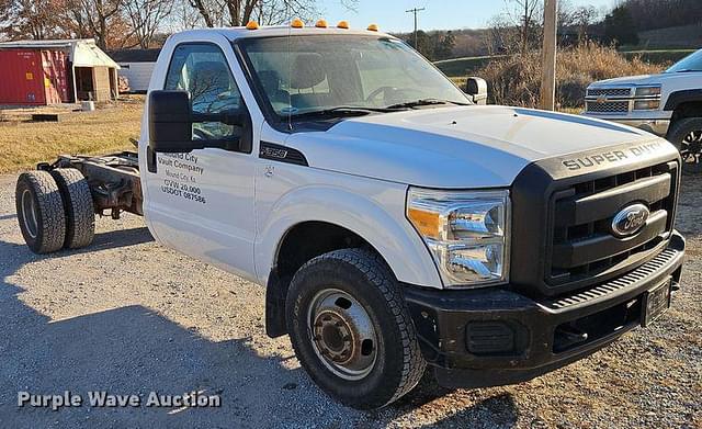 Image of Ford F-350 equipment image 2