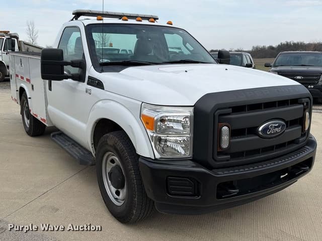 Image of Ford F-350 equipment image 2