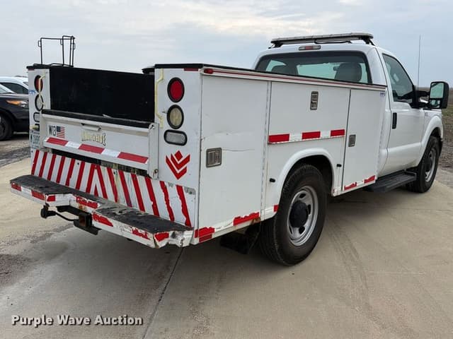 Image of Ford F-350 equipment image 4
