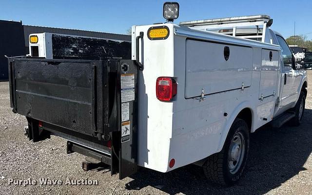 Image of Ford F-350 equipment image 4