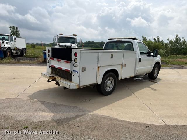 Image of Ford F-350 equipment image 4