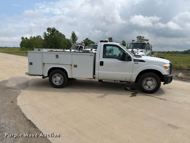 Image of Ford F-350 equipment image 3