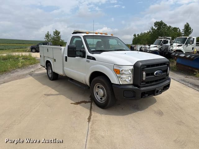 Image of Ford F-350 equipment image 2