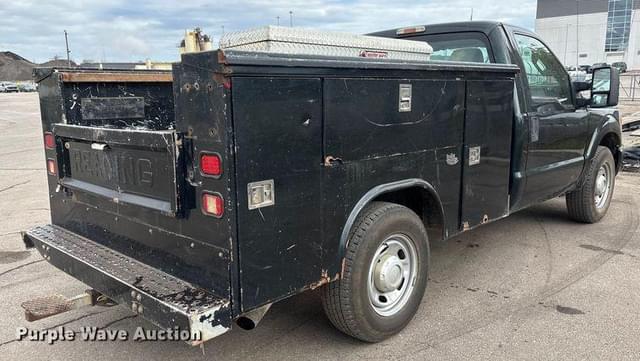 Image of Ford F-350 equipment image 4