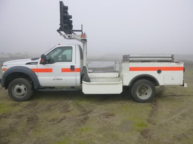 Image of Ford F-450 equipment image 4