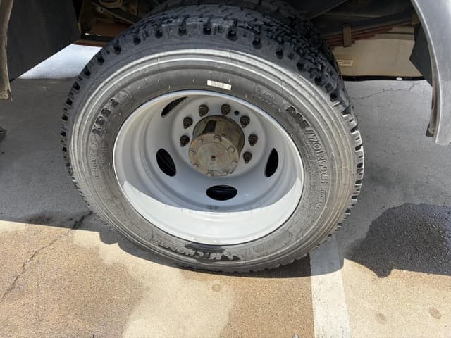 Image of Ford F-450 equipment image 4