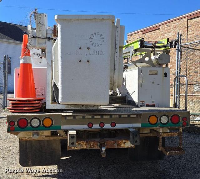 Image of Ford F-450 equipment image 3