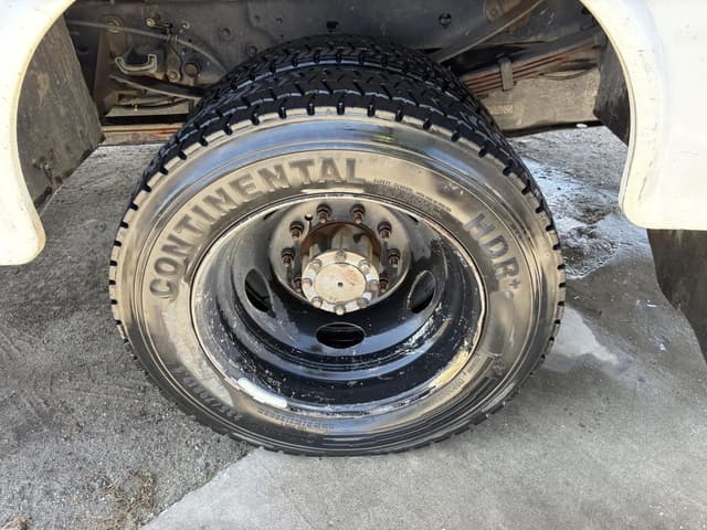 Image of Ford F-450 equipment image 4