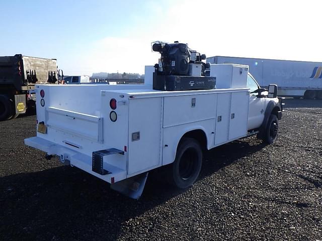 Image of Ford F-550 equipment image 3