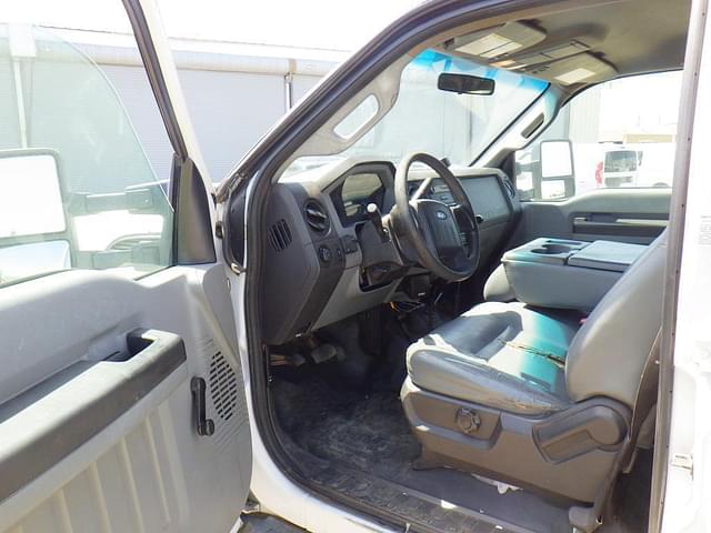 Image of Ford F-550 equipment image 4