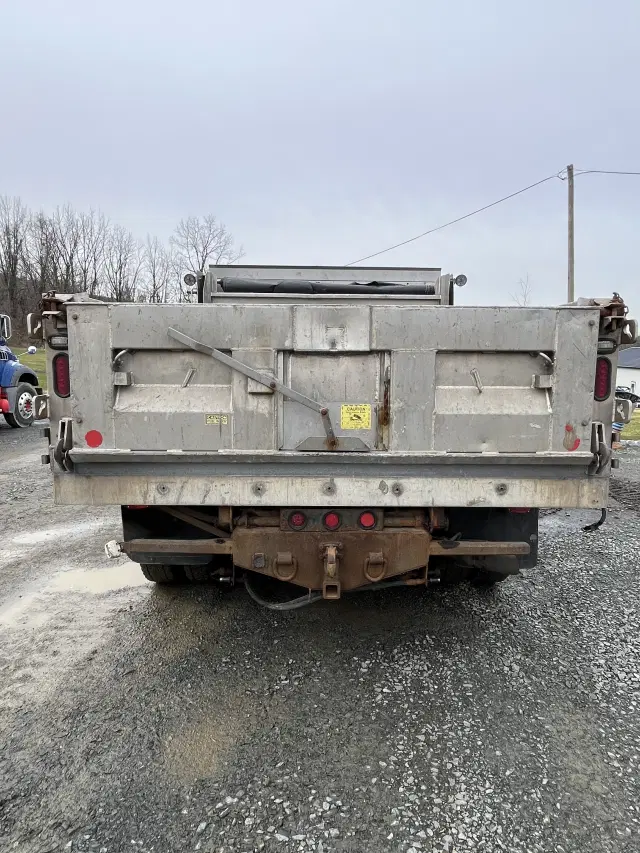 Image of Ford F-550 equipment image 4