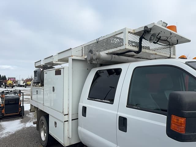 Image of Ford F-550 equipment image 4
