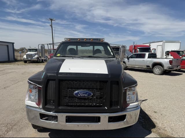 Image of Ford F-750 equipment image 3