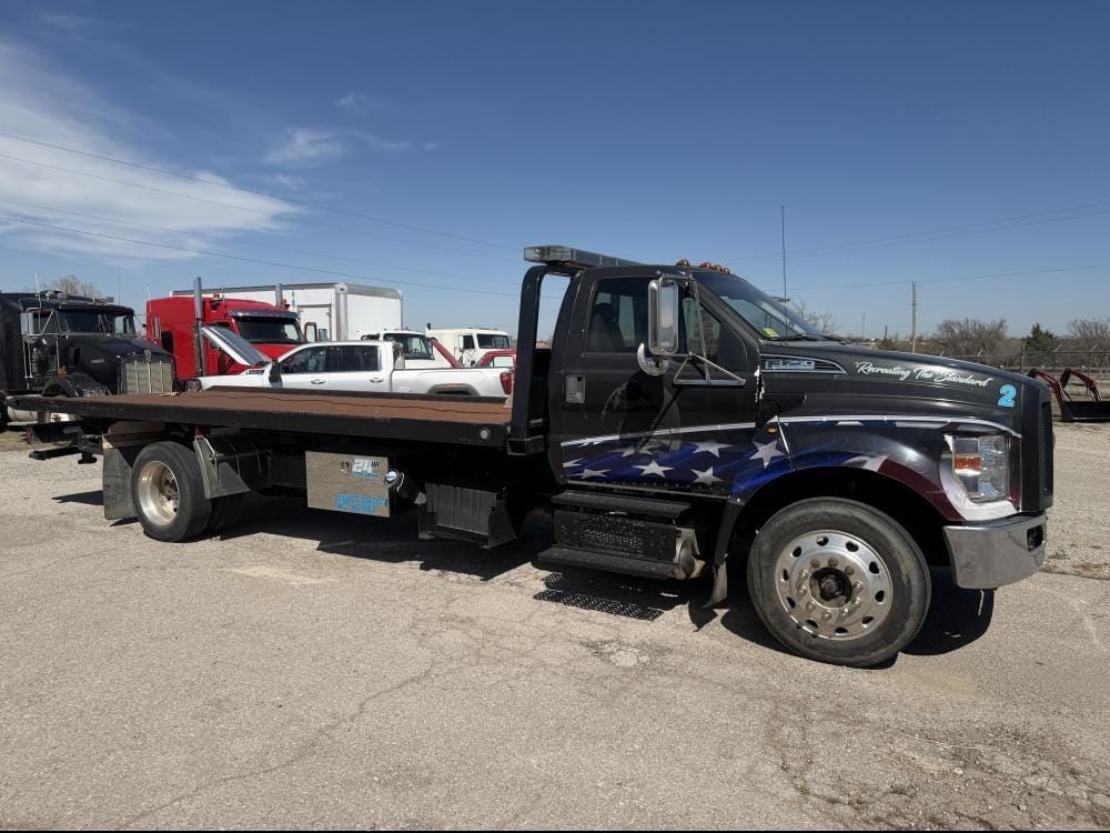 2012 Ford F-750 Equipment Image0