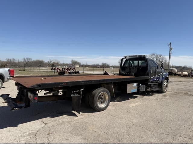 Image of Ford F-750 equipment image 4