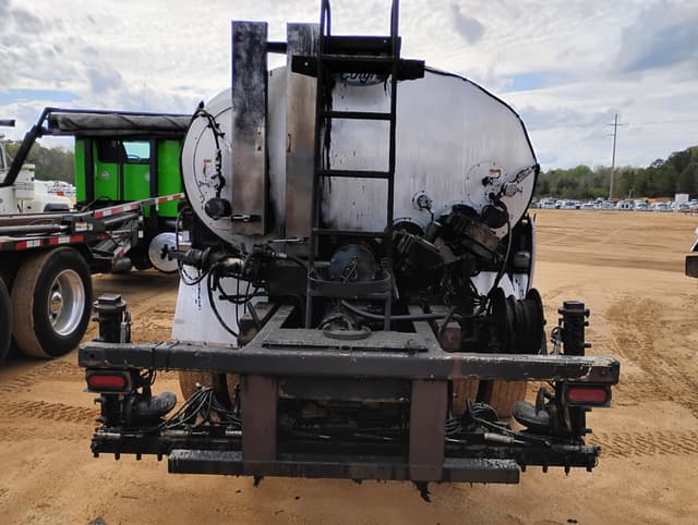 Image of Ford F-750 equipment image 2