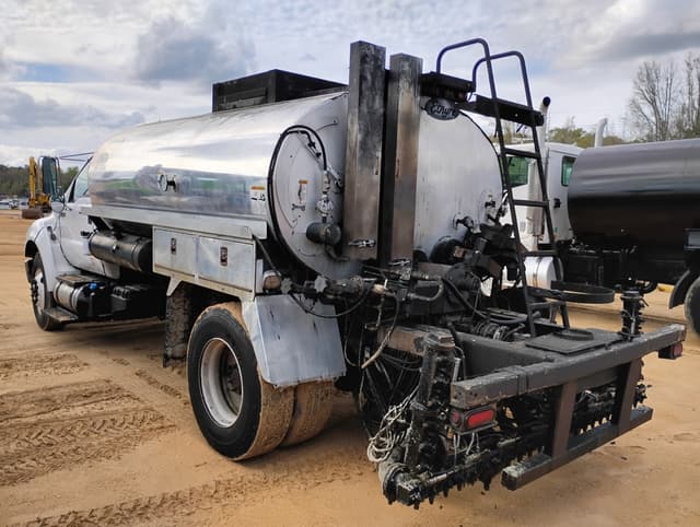 Image of Ford F-750 equipment image 1