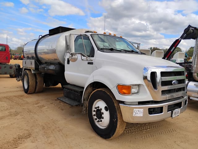 Image of Ford F-750 equipment image 4