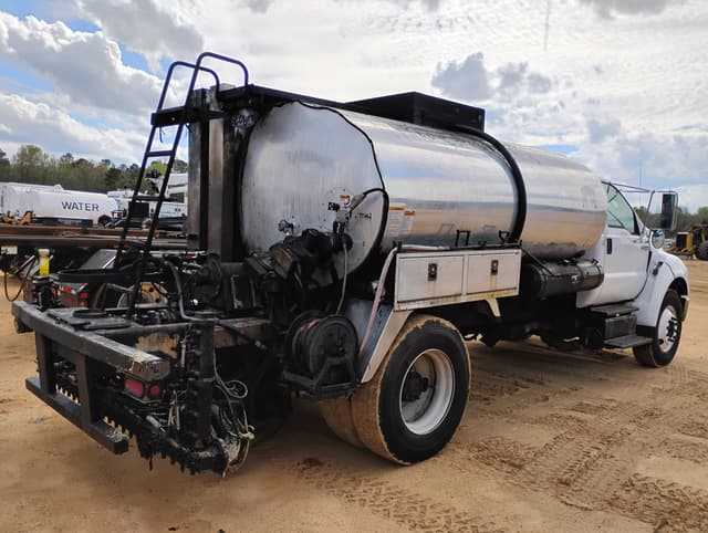 Image of Ford F-750 equipment image 3