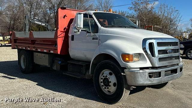 Image of Ford F-750 equipment image 2