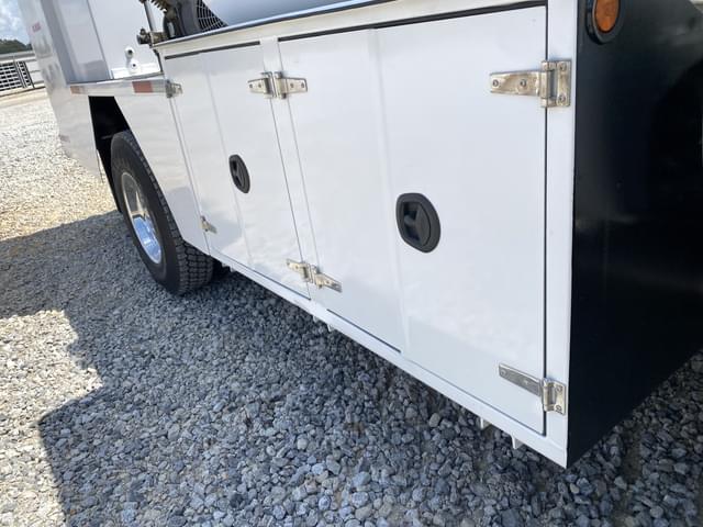 Image of Ford F-750 equipment image 4