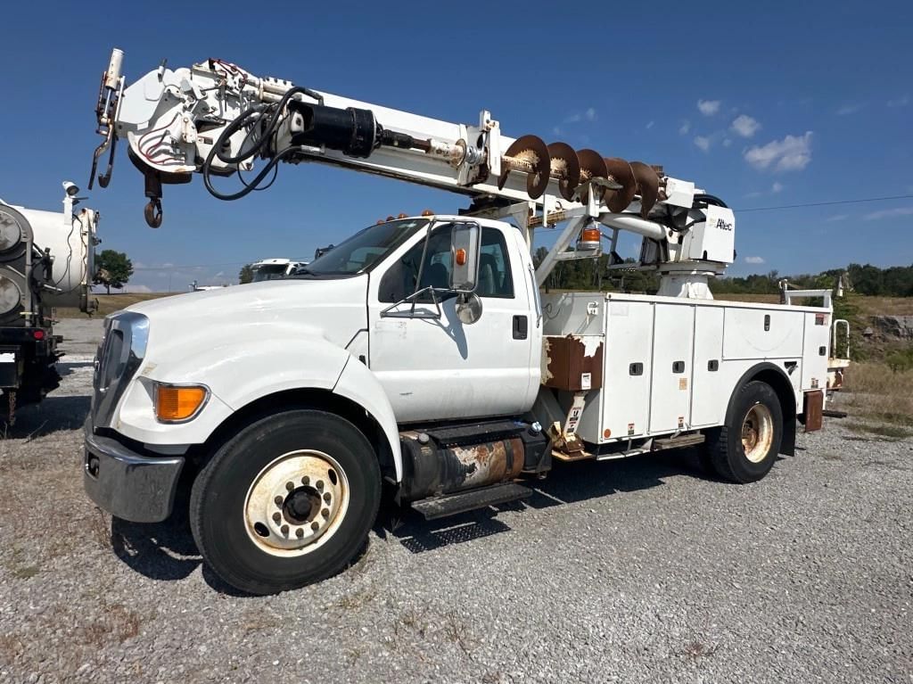 2012 Ford F-750 Equipment Image0