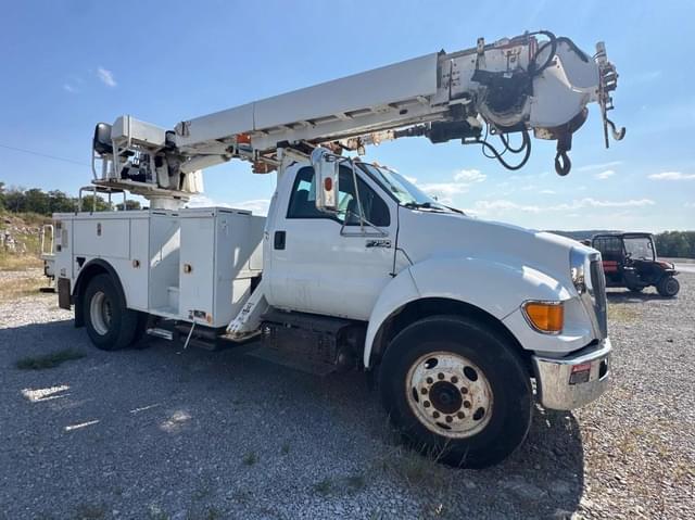 Image of Ford F-750 equipment image 3