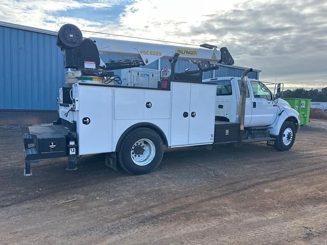 Image of Ford F-750 equipment image 4