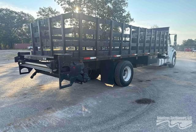 Image of Freightliner M2 106 equipment image 4