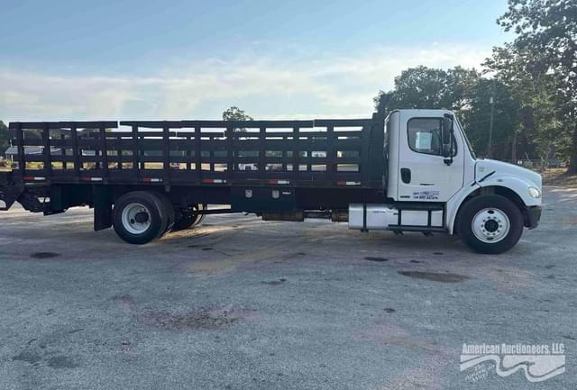 Image of Freightliner M2 106 equipment image 3