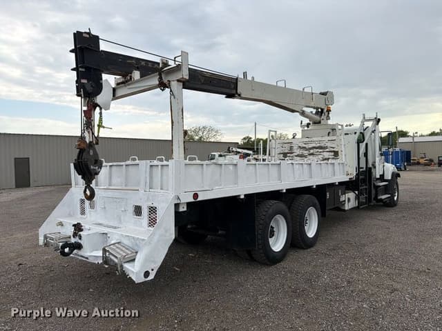 Image of Freightliner 114SD equipment image 4