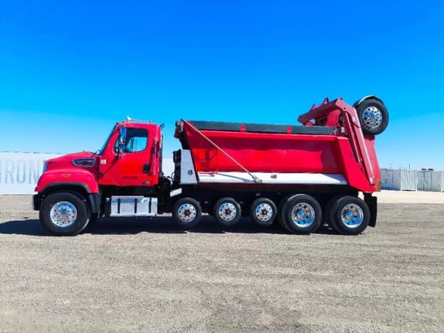 Image of Freightliner 114SD equipment image 1