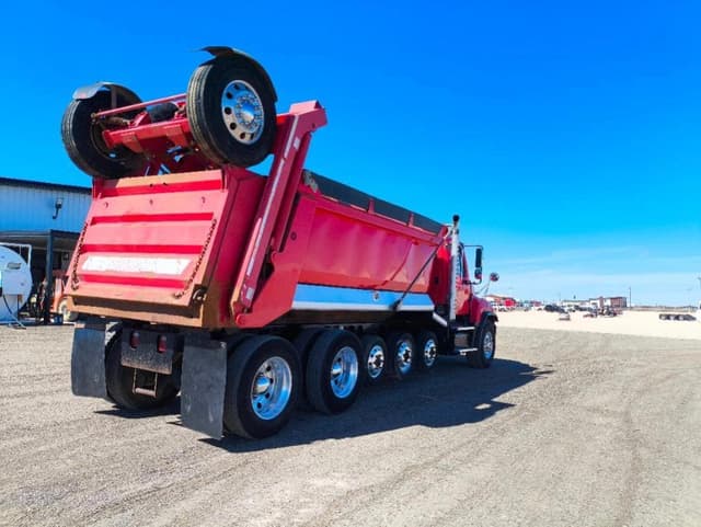 Image of Freightliner 114SD equipment image 4