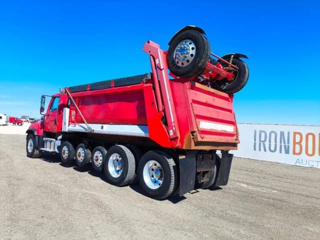 Image of Freightliner 114SD equipment image 2