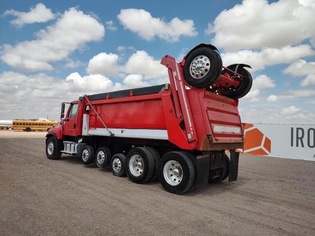 Image of Freightliner 114SD equipment image 2