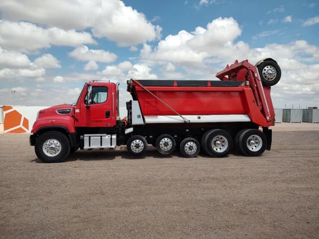 Image of Freightliner 114SD equipment image 1