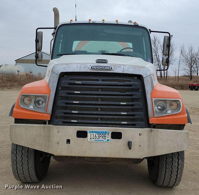 Image of Freightliner 114SD equipment image 1