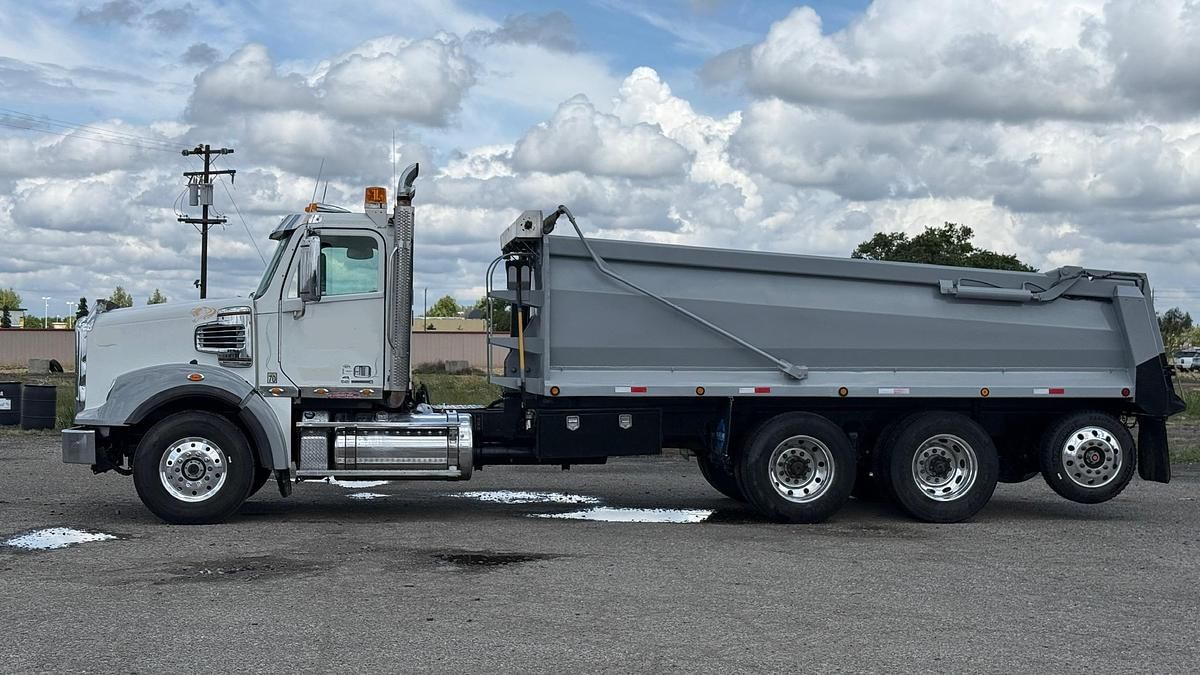 2012 Freightliner 122SD Equipment Image0