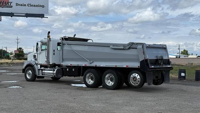 Image of Freightliner 122SD equipment image 1