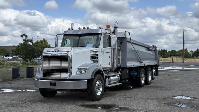 Image of Freightliner 122SD equipment image 2
