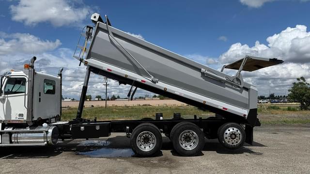 Image of Freightliner 122SD equipment image 4