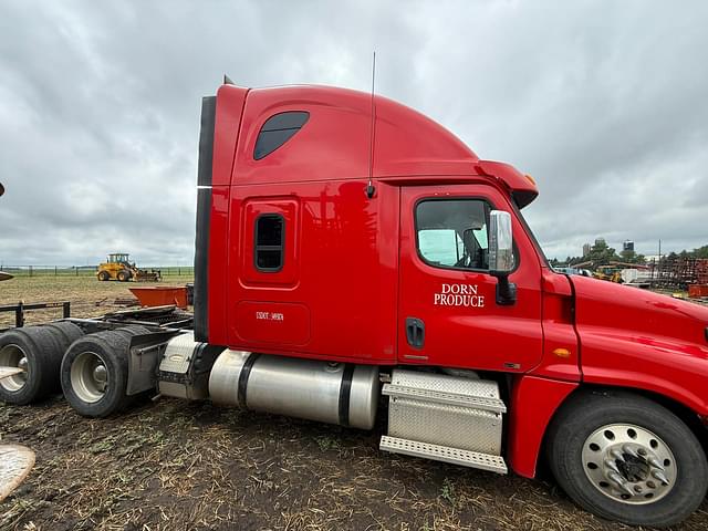 Image of Freightliner Cascadia equipment image 4