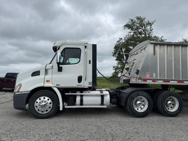 Image of Freightliner Cascadia 113 equipment image 3