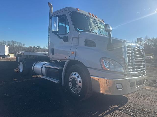 Image of Freightliner Cascadia 113 equipment image 2