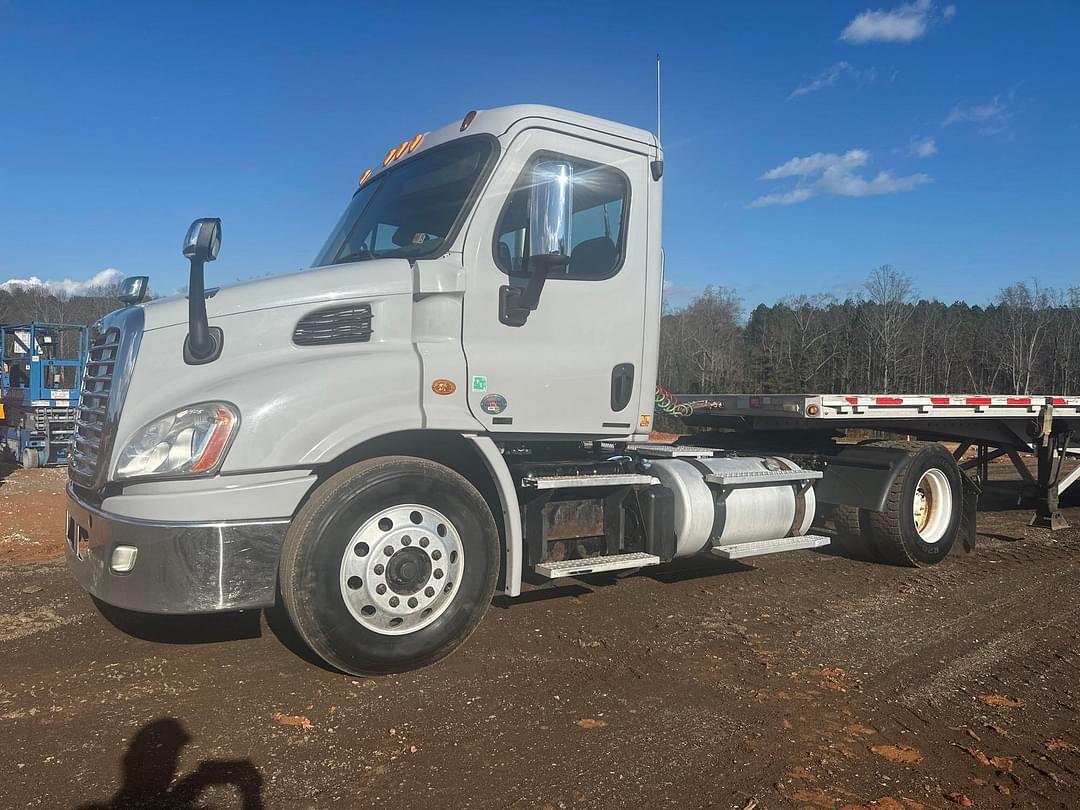 Image of Freightliner Cascadia 113 Primary image