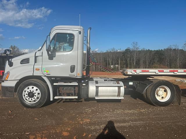 Image of Freightliner Cascadia 113 equipment image 4